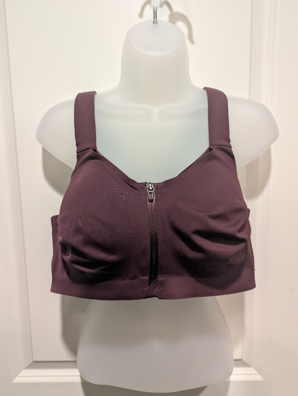 Victoria's Secret Knockout Front-Close Sports Bra in Plum - 38DD - NWOT